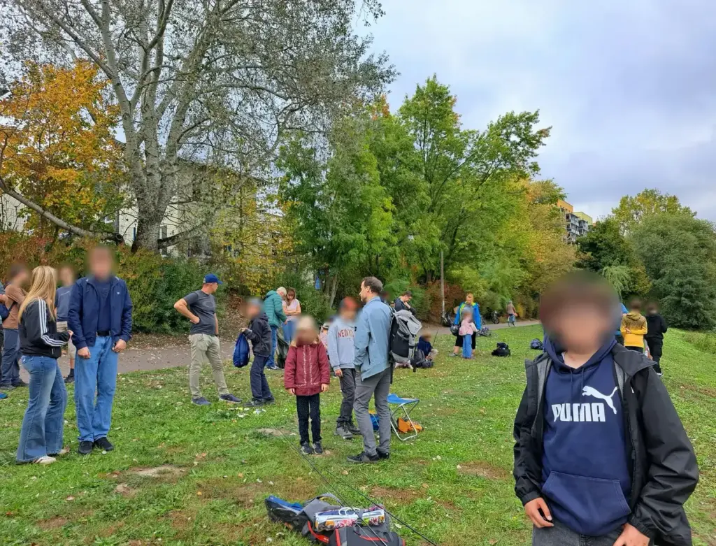 Kinder, Eltern und Betreuer beim 6. Jugendangeln auf der Wiese am Silbersee